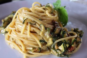 spaghetti alla Nerano (con zucchine) che il sommelier abbina al Furore bianco