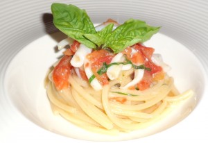 spaghetti alla chitarra aglio, olio, calamari e pomodorini